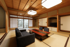 ■ジャパニーズスイート吉原■和室１８畳＋ベットルーム（ガーデンビュー）　和室１８畳■当館でも人気のあるスイートルームです。客室も広く、四季折々変わる風景を味わえます。