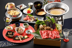 旬の鮮魚のお造りと厳選牛を味わう、喜多八自慢の基本会席。季節の味覚を一品一品丁寧に仕立てた、贅沢な夕餉です。（2026年7月より料理イメージ）※写真のお肉料理は2名様分の盛り付け例です。