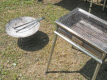 焚き火台とBBQグリル（火バサミ）つき。薪や炭は売店で購入いただくか、ご持参ください。