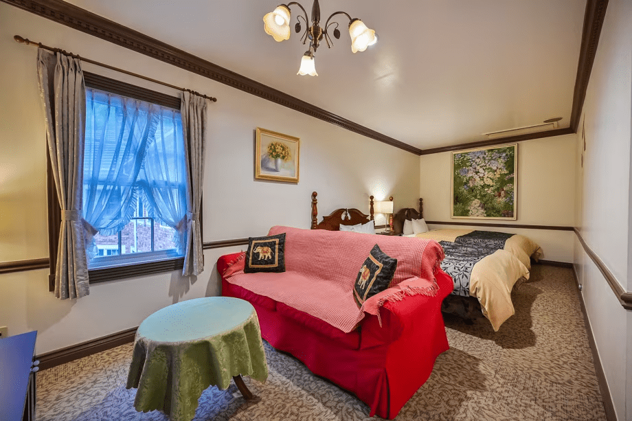 【ツイン２F】お部屋毎に異なるデザインのソファーとクッションのご準備で、何度ご宿泊されても楽しめます