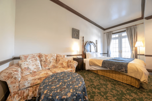 【ダブル】朝日の当たるダブルのお部屋です。気持ちの良い朝をお迎えください。