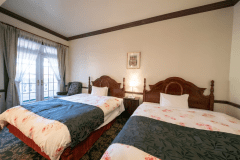 【フォース】心地良い眠りで定評のあるシモンズ社製のベッドには落ち着いたベッドカバーを