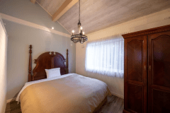 【ラベンダークラブ】寝室_広々としたダブルベッド