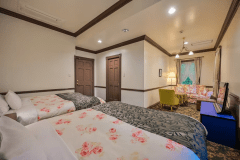 【フォース】2部屋からなるコネクティングルーム片側のお部屋、明るいベッドカバーが映えるお部屋