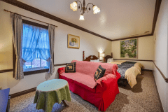 【ツイン２F】お部屋毎に異なるデザインのソファーとクッションのご準備で、何度ご宿泊されても楽しめます