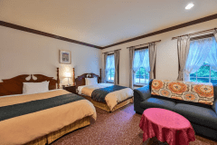 【ツイン１F】ファブリックが印象的なヨーロピアン調の設え