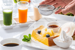 【Breakfast】カリッとふわふわなフレンチトーストと飲むサラダ（一例）