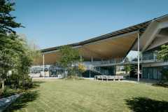 西日本最高峰の山「石鎚山」をモチーフにした大屋根