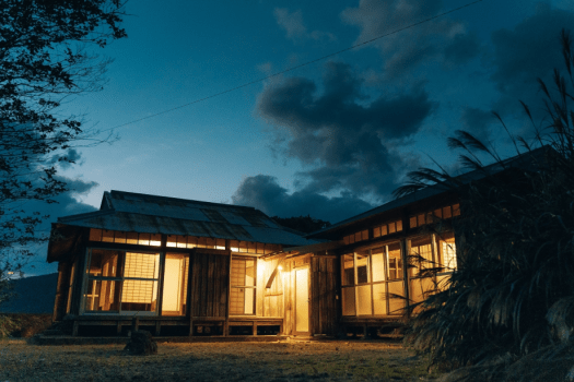 「リリーの家」夜の外観