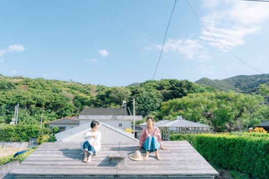 【伝泊 海みる屋根の宿】外観・宿の特徴的な屋根の上で海を眺めながらまったり