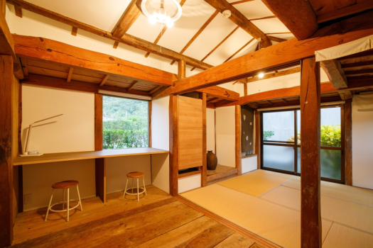 【伝泊 海みる屋根の宿】内観・読ドコロ