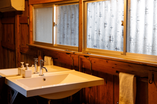 【伝泊 海みる屋根の宿】内観・洗面所