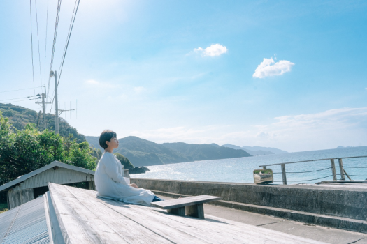 伝泊海みる屋根の宿は、移ろいゆく海の美しさを24時間満喫できる宿。