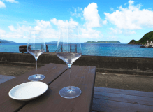 【伝泊 海みる屋根の宿】屋根の上の広縁に寝そべって至福のひと時をお過ごしください。