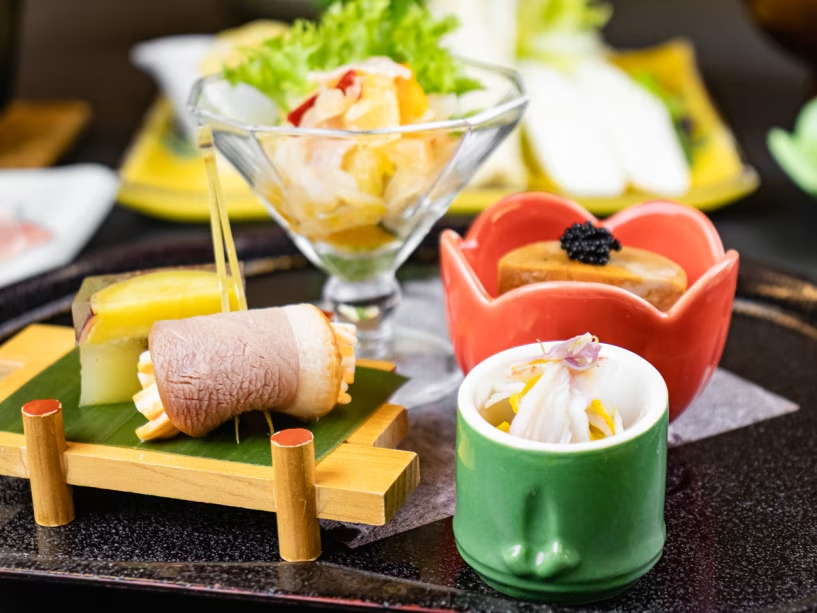 2025年11月12月《お献立一例》季節の前菜（鮟肝豆腐・ランプフィッシュ・パンプキンマリネ・蟹菊花浸し・合鴨チーズ・丸十流し）♪