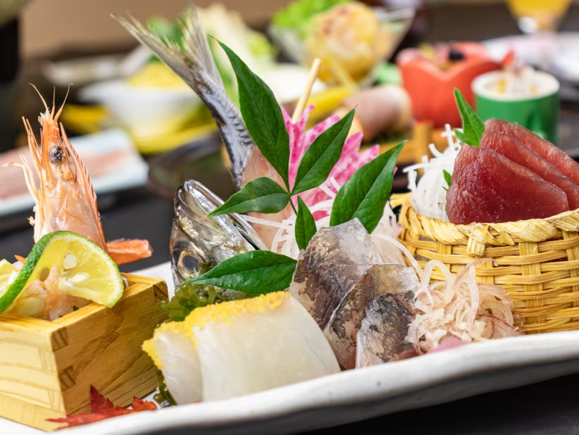 2025年11月12月《お献立一例》造里：海まかせ（鮪・鯵・鯛・海老・あおり烏賊）♪