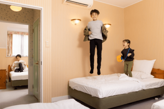 【客室一例】ツインタイプが2部屋ある2階のベッドルーム。