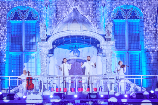 アーティストの歌声に合わせて広場が一斉に輝きに包まれる点灯式。（※昨年の様子）