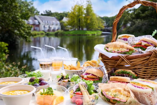 サラダやハム、パン、フルーツなどをピクニックスタイルでお楽しみください♪