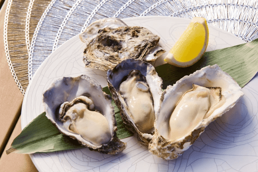 九州の​名産地から​届く​新鮮な​牡蠣を​厳選して​ご用意しております。