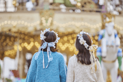 花かんむりをつけて、ヨーロッパの街を散策しよう。（※昨年の様子）