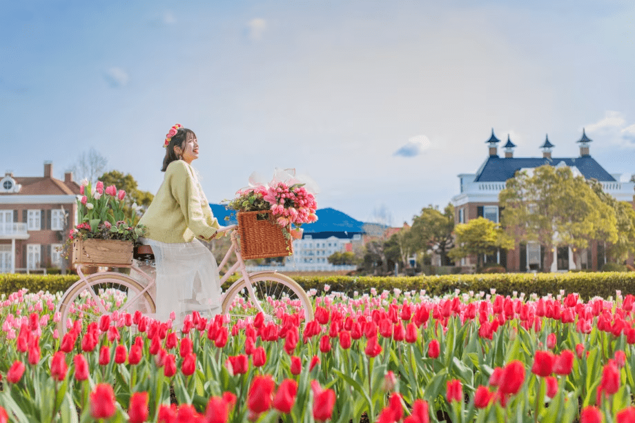 チューリップに囲まれて可愛らしい写真を撮れるフォトスポットが登場♪（※昨年の様子）