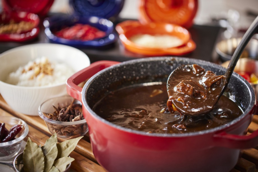 【ご朝食】長崎県産牛すじ肉を煮込んだホテル特製黒カレー。
