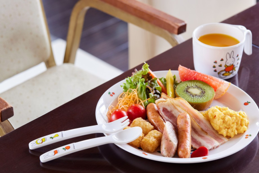 【ご朝食】ファミリーでのご旅行も安心！キッズ用食器・カトラリー・イスはもちろん、1歳未満のお子さまを対象にした離乳食もご用意しております。