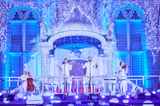 アーティストの歌声に合わせて広場が一斉に輝きに包まれる点灯式。（※昨年の様子）