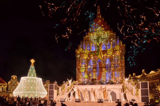 グランド・シャンデリアツリーの点灯を合図に街中のクリスマス装飾に光が灯る感動のナイトショー。