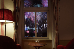 【眺望一例】お部屋から花火をゆっくりとお楽しみいただけます。