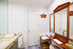 【客室一例】パウダールームには三面鏡をご用意しております。 【客室一例】パウダールームには三面鏡をご用意しております。