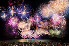 夜空を彩る圧巻の花火（※イメージ）