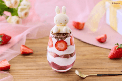 ミッフィーの苺グラスデザート（テイクアウト）