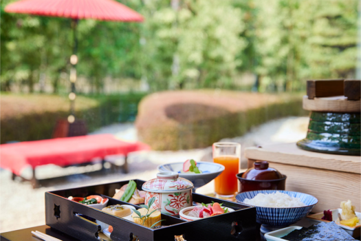 【ご朝食】日本庭園に面した寛ぎの和空間でお楽しみ頂く日本料理の朝食膳。