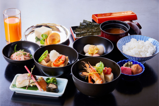 【ご朝食】ご連泊のお客さまにメインから小鉢まで料理内容の全てが異なる専用の朝食膳をご用意しております。