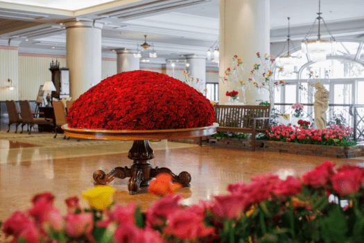 エントランスに足を踏み入れた瞬間から、香りに心を奪われそうなホテルロビー。