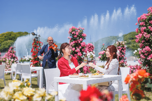 薔薇と音楽と噴水の贅沢なコラボレーションで、夢のようなひとときを。（※昨年の様子）