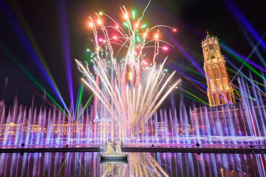 音楽噴水ショーとサーチライトが彩る光の絶景に花火が打ち上がる新ナイトショー