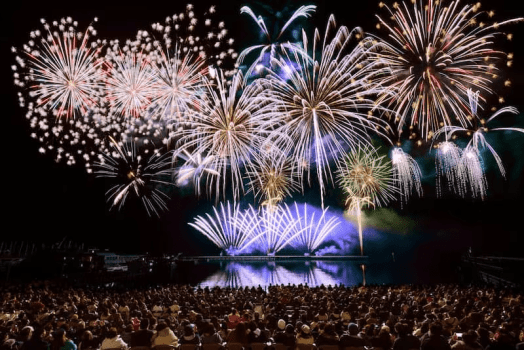 特別な輝きを放つ大迫力の花火は​心に​残る​夜を​演出します。（イメージ）
