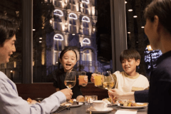 【ご夕食】フレンチブッフェレストラン「ア クールベール」で家族みんなで夕食を。