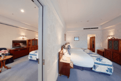 【客室一例】スタンダードフォース（※フットスロー・ソファは赤色となります）