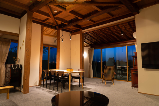 『燕』夜の帳が下り始める深藍色の景観と柔らかく包み込む棟内の灯りが醸し出すノスタルジックなひと時を。