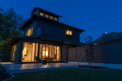 『燕つばめ』デッキスペースに出れば長良川の「風」「薫り」を存分に満喫。
[※デッキスペースで火気を扱う物(BBQ、花火等)は全て厳禁となっております]