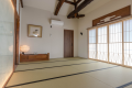 『燕つばめ』2階の落ち着いた和室空間からは金華山・岐阜城が一望。
いとう旅館初代女将が描かれた絵画、実際に使用されていた陶器の枕を飾っています。 『燕つばめ』2階の落ち着いた和室空間からは金華山・岐阜城が一望。
いとう旅館初代女将が描かれた絵画、実際に使用されていた陶器の枕を飾っています。