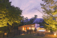 1100坪の広大な敷地を1組限定で完全貸切。最大定員13名。