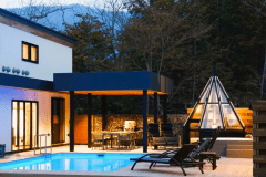 富士を望むガラス張りのサウナ