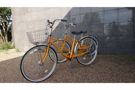 レンタサイクルは3台あります。3時間までは無料。3時間～5時間…500円、5時間以上…1,000円を申し受けます。ご利用いただける時間は5:30～23:00です。