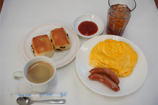 D）パン2個・粗挽きソーセージ2本・中華玉子焼き