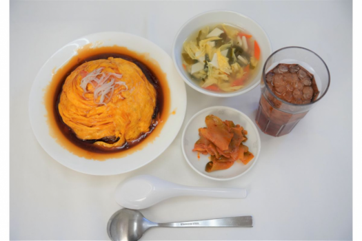 B）天津飯セット（スープ・漬物付）